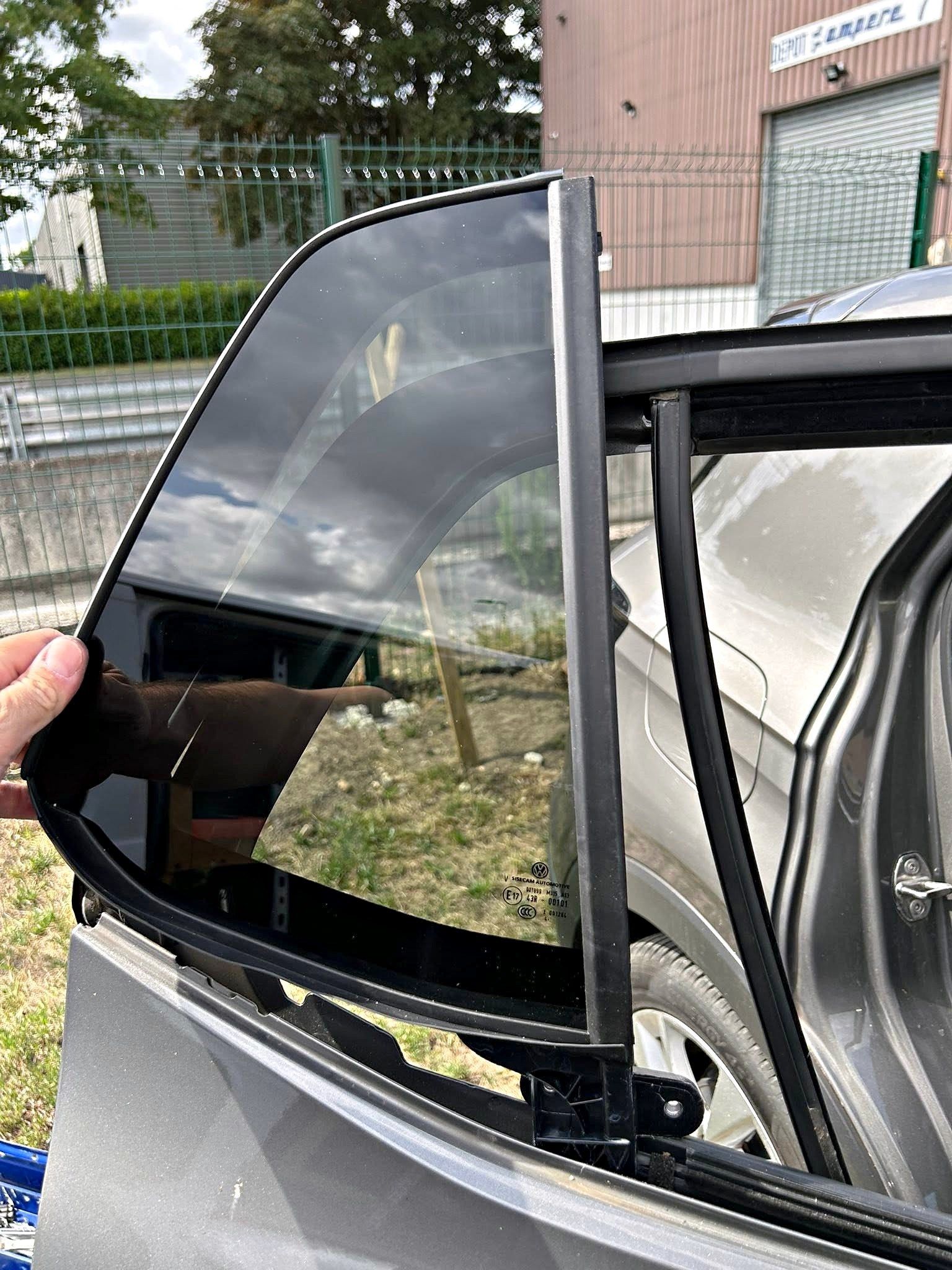 Custode arrière neuve, tenue devant la portière avant la pose