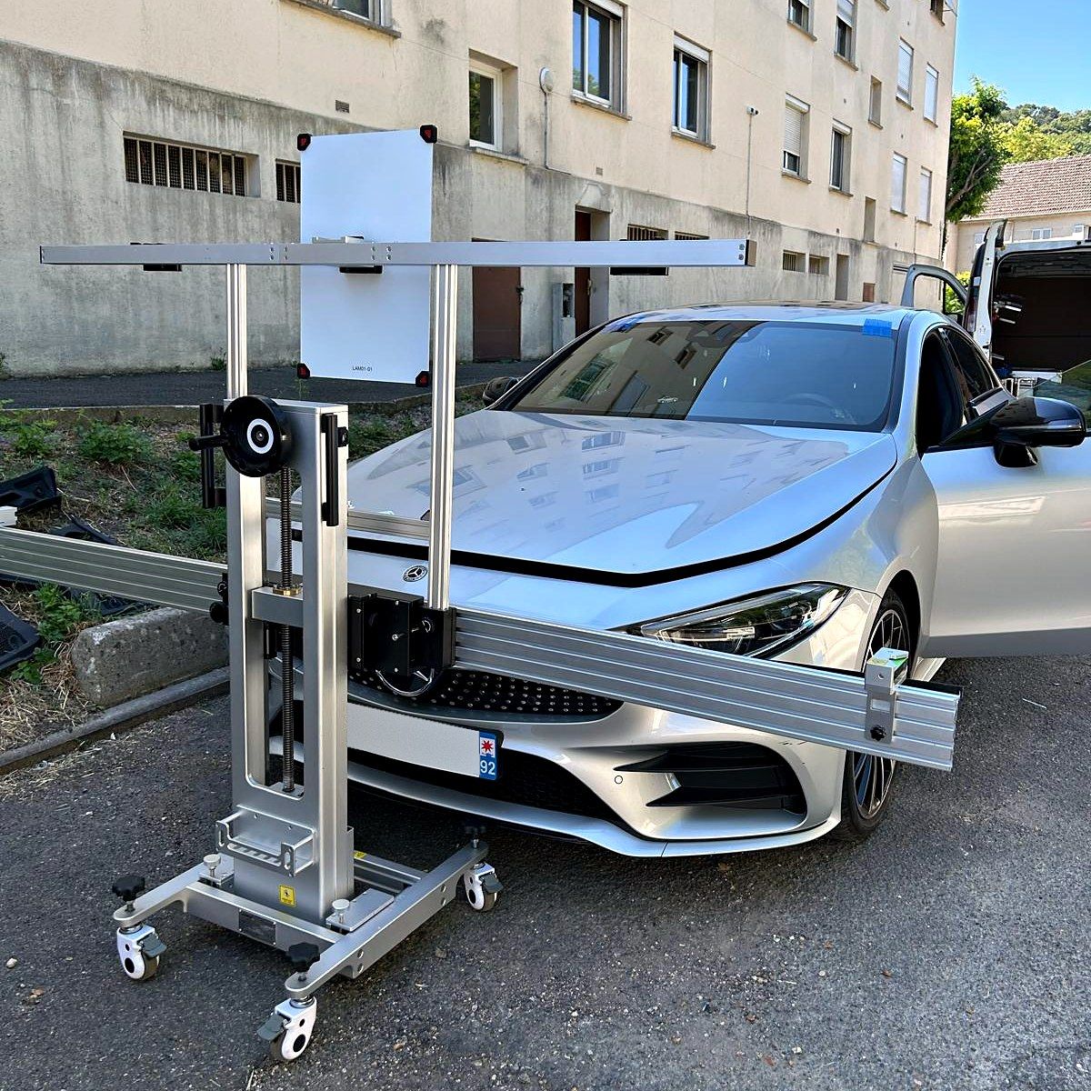 Banc de recalibrage de la caméra d'aide à la conduite (ADAS) installé devant une Mercedes